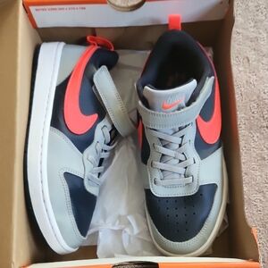 Nike Gray, Blue and Red Sneakers For Kids Sporty Low-Top Design